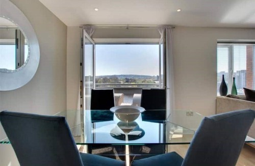 Newcastle-upon-Tyne Apartment | Riverside Quayside Apartment with Parking & Family Amenities