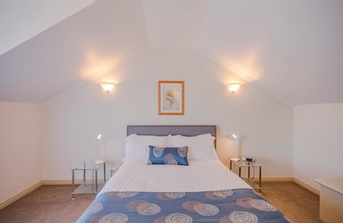 St Helens Hotel | Queechy Motel: 4-Star Stay with Family-Friendly Amenities
