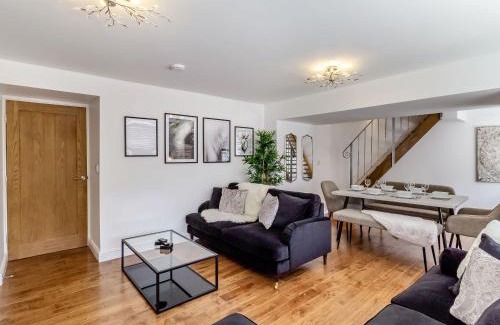 Eastgate Apartment | Elegant Queen Anne Suite - 5-Star Child-Friendly Retreat