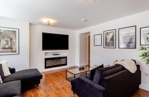 Eastgate Apartment | Elegant Queen Anne Suite - 5-Star Child-Friendly Retreat