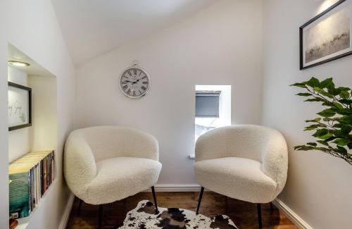 Eastgate Apartment | Elegant Queen Anne Suite - 5-Star Child-Friendly Retreat
