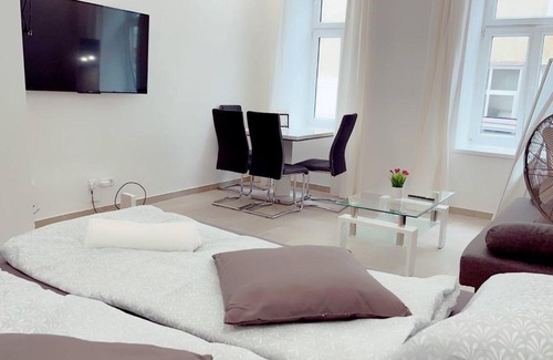 Favoriten Apartment | Family-Friendly Queen Apartment with Pool Access