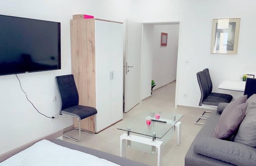 Favoriten Apartment | Family-Friendly Queen Apartment with Pool Access