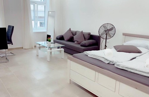 Favoriten Apartment | Family-Friendly Queen Apartment with Pool Access
