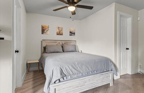 Huntsville Apartment | Queen Bed Modern Studio Apartment in Huntsville