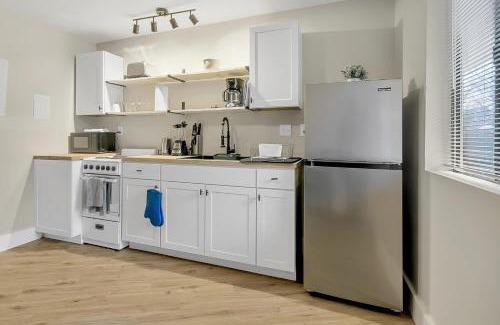 Huntsville Apartment | Queen Bed Modern Studio Apartment in Huntsville