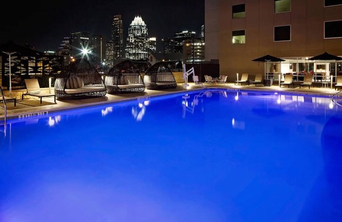 Red River Cultural District House | Queen Bed Retreat, Holiday Inn, Morning Feast, Central to Downtown Buzz