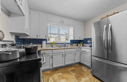 Winston - Salem Apartment | Queen Bed Studio w/Day Bed - HS Internet – Balcony Unit 2