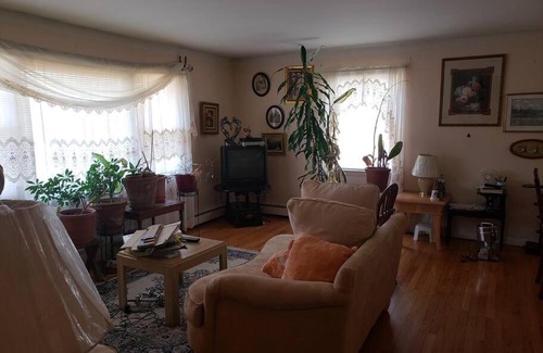Monticello House | Comfortable Stay with Queen Beds, Free Wi-Fi & More!