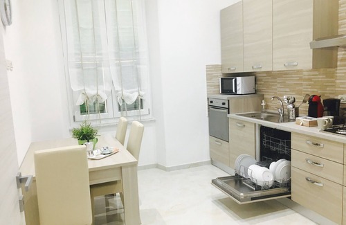 La Spezia Historic Centre House | Elegant Queen Chic Apartment with Family-Friendly Amenities