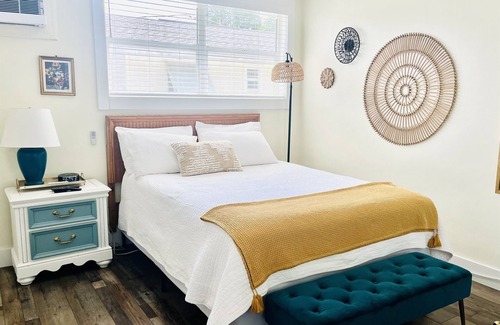 Safety Harbor Hotel | Vibrant Queen Studio by the Water in Safety Harbor