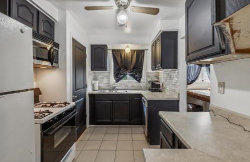 Inkster House | Pet-Friendly Queen G2 Mansion: Perfect for Families