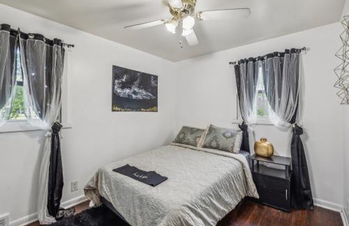 Inkster House | Pet-Friendly Queen G2 Mansion: Perfect for Families
