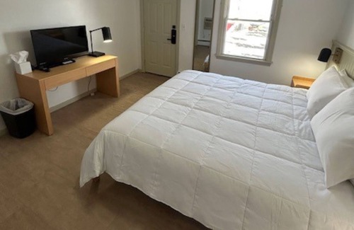 Watkins Glen House | Queen Motel Room - NQM