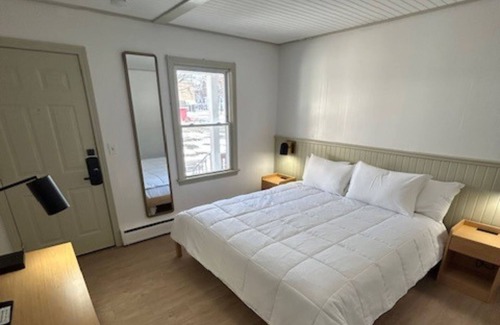 Watkins Glen House | Queen Motel Room - NQM