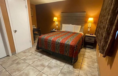 Victorville Hotel | Queen Room at New Corral Motel with Breakfast & Kitchen