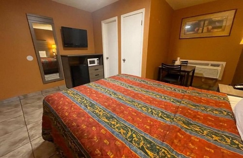 Victorville Hotel | Queen Room at New Corral Motel with Breakfast & Kitchen