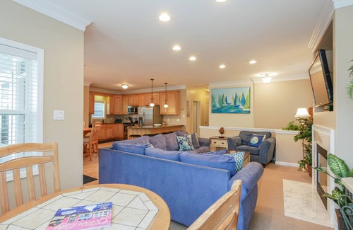 North End Condo | Beachfront Queen of Wesley: Sleeps 18+ with Ocean Views