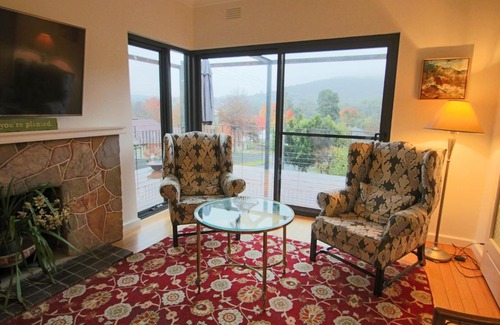 Albury Apartment | Discover Family-Friendly Comfort at Queen on Randle