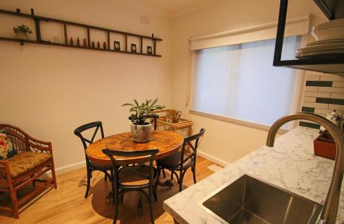 Albury Apartment | Discover Family-Friendly Comfort at Queen on Randle