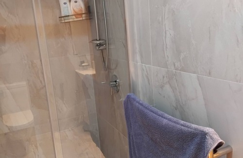 Papatoetoe House | Convenient Hotel Near Airport with Spa and Breakfast Options