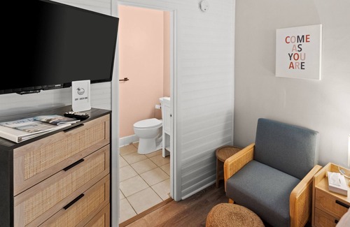 Carolina Beach Hotel | Relaxing Queen Room Hotel with Pools Near Beach & Boardwalk