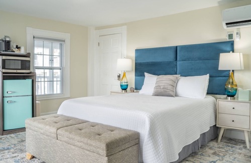 Hampton Hotel | Oceanfront Queen Room with Private Balcony & Pool Access