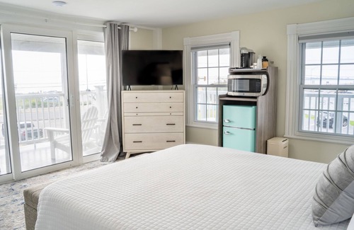 Hampton Hotel | Oceanfront Queen Room with Private Balcony & Pool Access