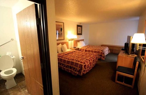 Roseville Hotel | Family-Friendly Queen Room with Two Beds - Non-Smoking