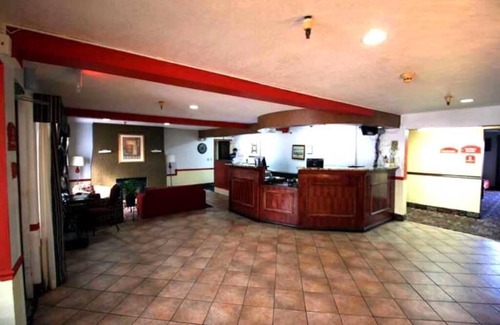 Roseville Hotel | Family-Friendly Queen Room with Two Beds - Non-Smoking