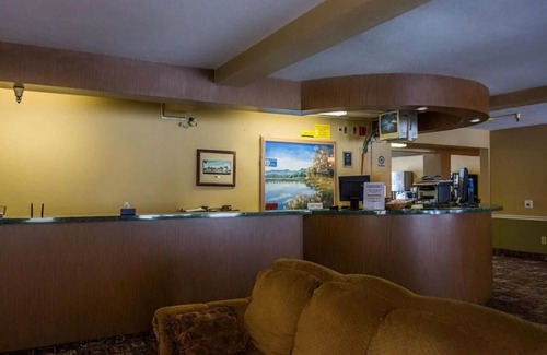 Roseville Hotel | Family-Friendly Queen Room with Two Beds - Non-Smoking