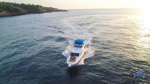 Tanjungbenoa Boat Rental | Exclusive Family-Friendly Retreat on Queen Ruizi Yacht