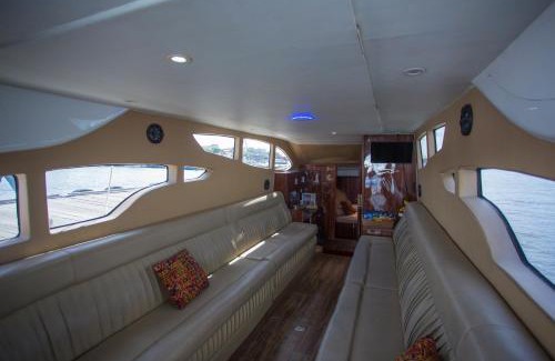 Tanjungbenoa Boat Rental | Exclusive Family-Friendly Retreat on Queen Ruizi Yacht