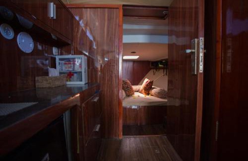 Tanjungbenoa Boat Rental | Exclusive Family-Friendly Retreat on Queen Ruizi Yacht