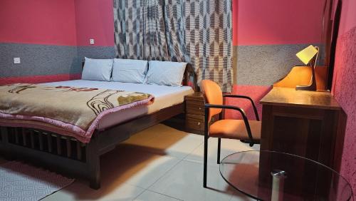 Mallam Hotel | Queen's Hill Lodge: Family-Friendly Retreat with Breakfast