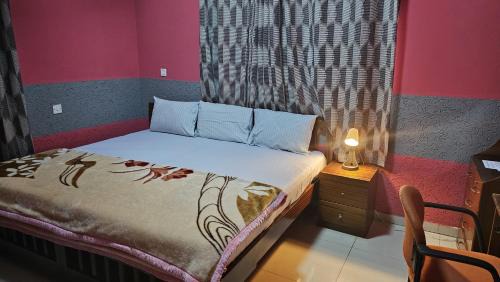 Mallam Hotel | Queen's Hill Lodge: Family-Friendly Retreat with Breakfast