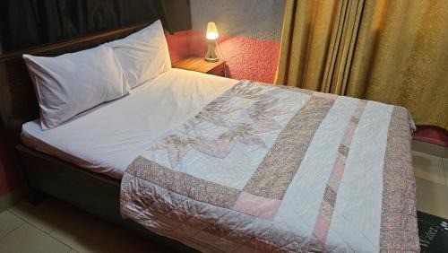 Mallam Hotel | Queen's Hill Lodge: Family-Friendly Retreat with Breakfast