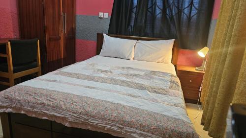Mallam Hotel | Queen's Hill Lodge: Family-Friendly Retreat with Breakfast