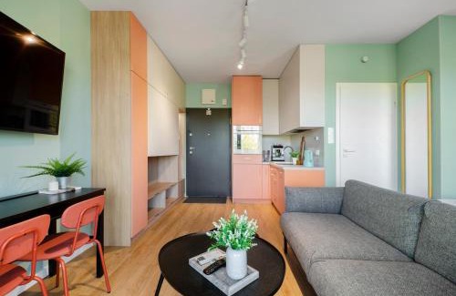 Baluty Apartment | Elegant Queen Size Bed Apartment near Manufaktura, Łódź