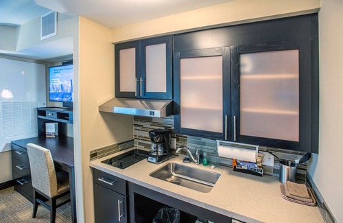 Civic Center Apartment | Cozy Queen Studio with Shared Hot Tub & Pool Access