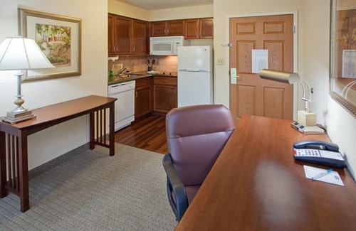 Aquia Harbour Condo | Queen Suite in Stafford with Indoor Pool & Business Center