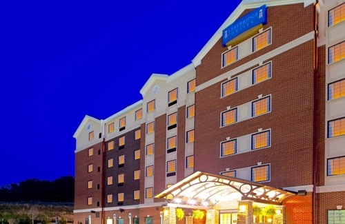 Aquia Harbour Condo | Queen Suite in Stafford with Indoor Pool & Business Center