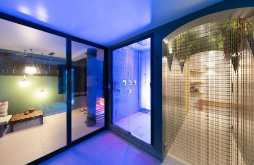 Clichy-Sous-Bois House | Relaxing Villa Room with Spa Package and Pool Access