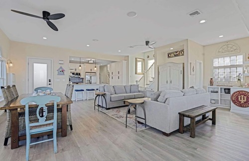 Wading River House | Beachfront Queen Vic House: 9.8 Rated with Pool & Views