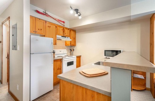 Silver Star Mountain Apartment | Experience Comfort at Queen View with Hot Tub & Breakfast