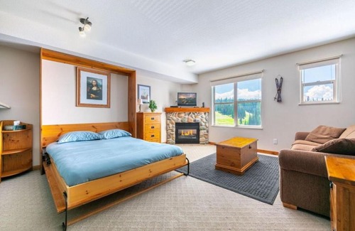 Silver Star Mountain Apartment | Experience Comfort at Queen View with Hot Tub & Breakfast