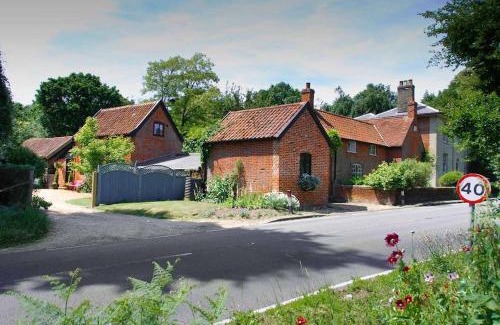 Saxmundham House | Relax at Queenies: Coastal Cottage in Nature Reserve