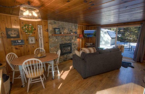 Al Tahoe House | Beautiful Queens Cottage with Ocean View near Lake Tahoe