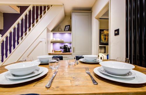 Wivenhoe House | Queens Cottage, Wivenhoe: Stylish & Quirky Retreat Near Pubs