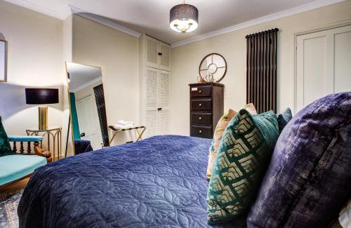 Wivenhoe House | Queens Cottage, Wivenhoe: Stylish & Quirky Retreat Near Pubs